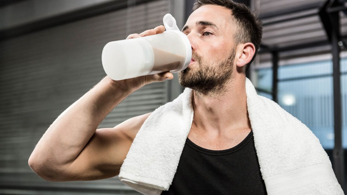 Ein Mann trinkt einen Eiweißshake nach dem Training, um die Regeneration zu unterstützen.