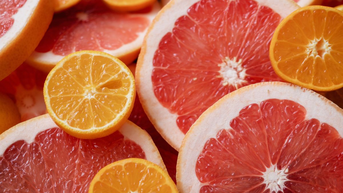 Scheiben von Grapefruit und Orange, die frisch und saftig aussehen.