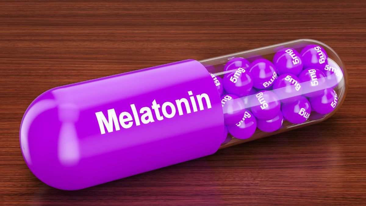 Eine violette Kapsel mit der Aufschrift Melatonin und kleinen Kugeln darin.