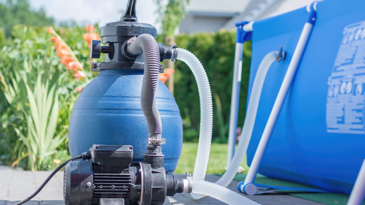 Ein Sandfilter mit Pumpe für den Pool, um klares Wasser zu gewährleisten.