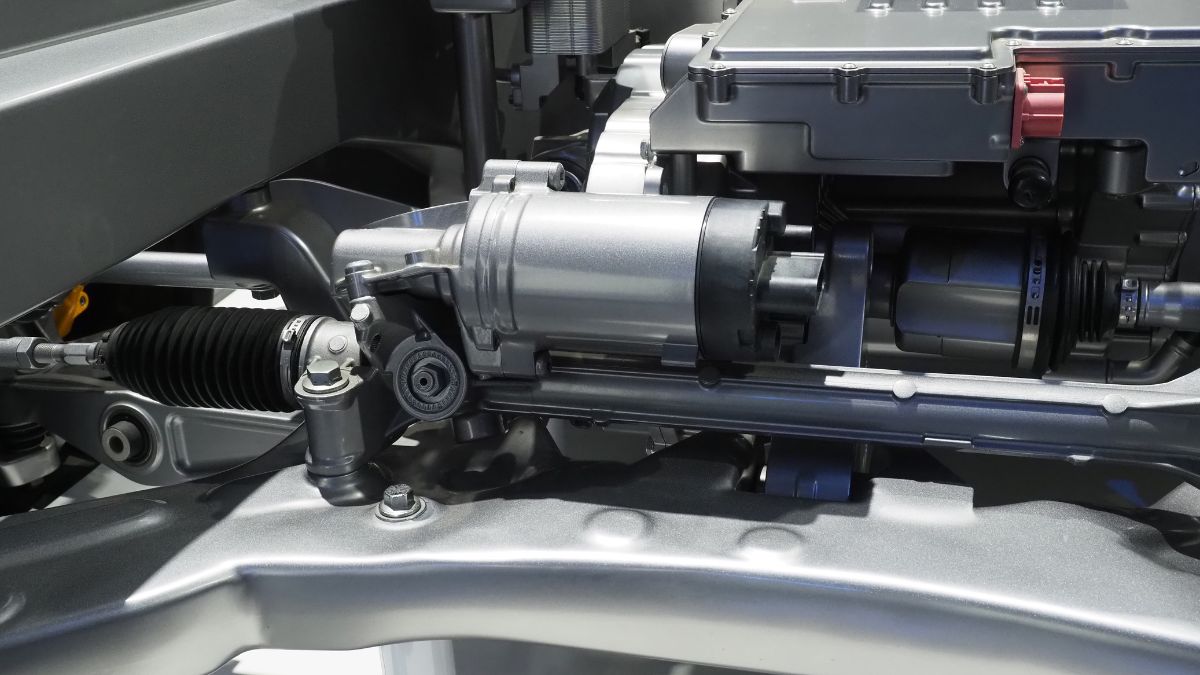 Detailaufnahme einer hydraulischen Servolenkung mit verschiedenen Komponenten.