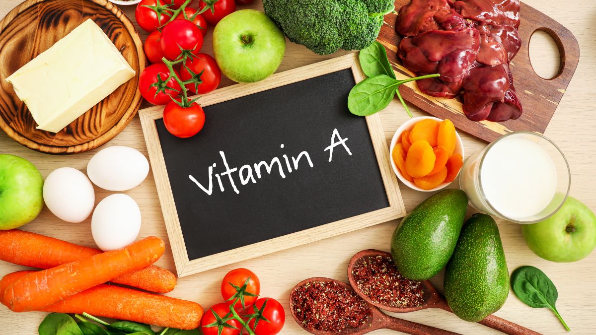 Eine Auswahl an Lebensmitteln reich an Vitamin A, darunter Karotten, Eier und grünes Gemüse.