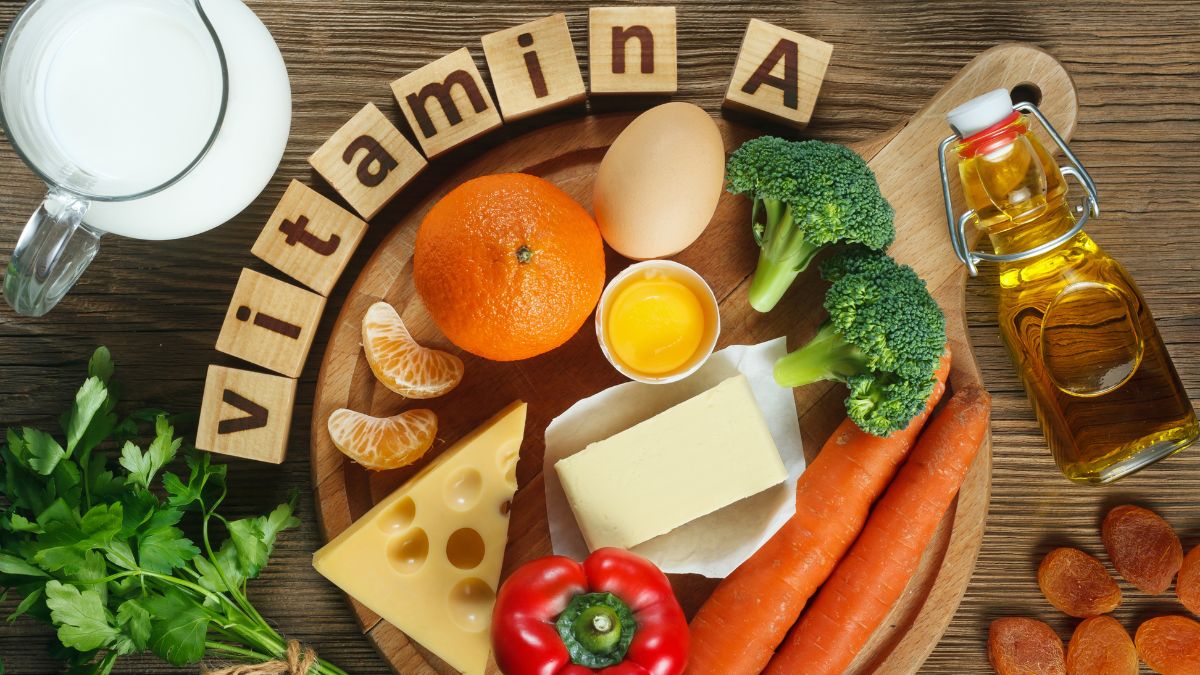 Eine Auswahl an Lebensmitteln reich an Vitamin A, darunter Karotten, Brokkoli und Eier.