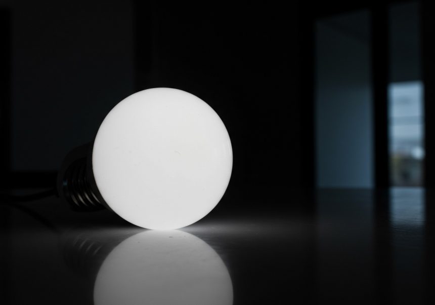 Eine weiße LED-Lampe leuchtet sanft auf einem Tisch.